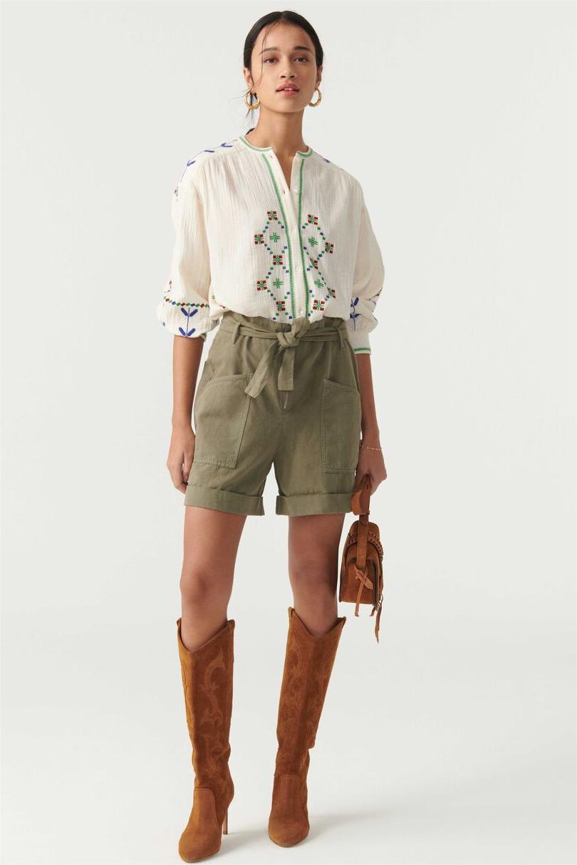 Camisa bordada con botones y cuello redondo con mangas farol 