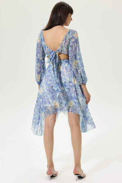 Vestido midi de manga larga con escote corazón y estampado abstracto 