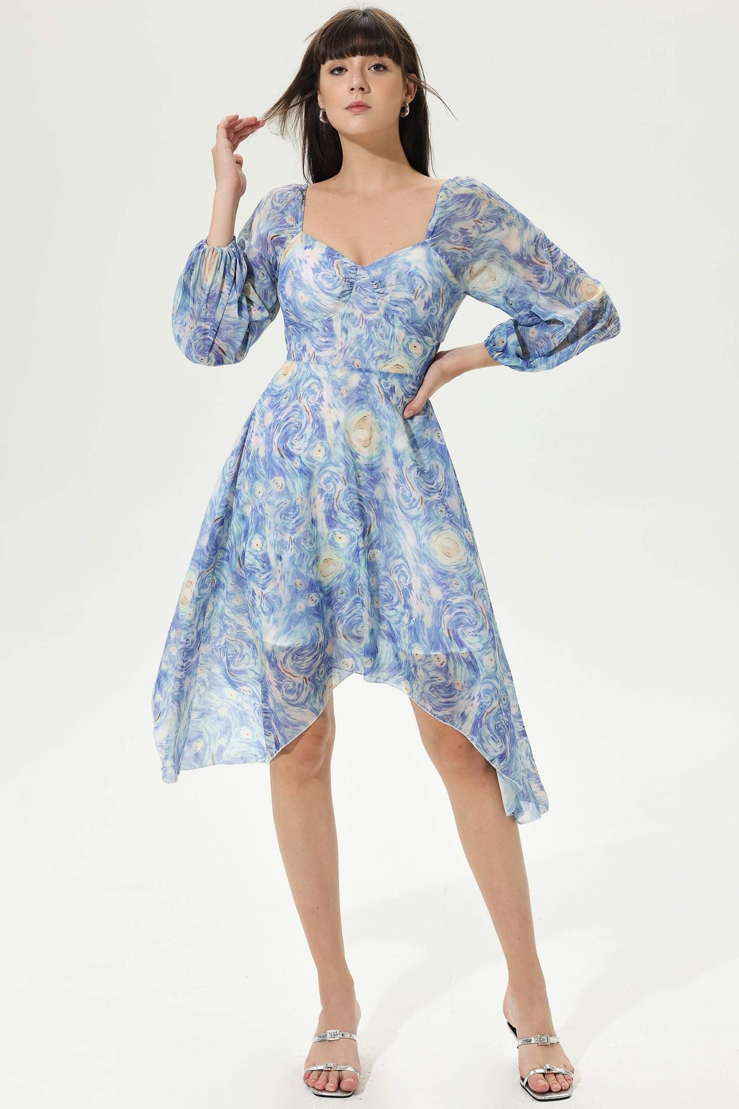 Vestido midi de manga larga con escote corazón y estampado abstracto 