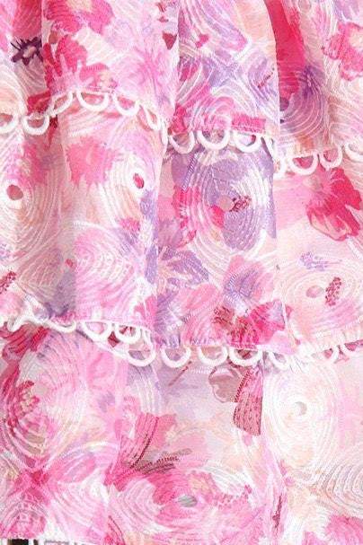 Minivestido sin tirantes con volantes y encaje floral 