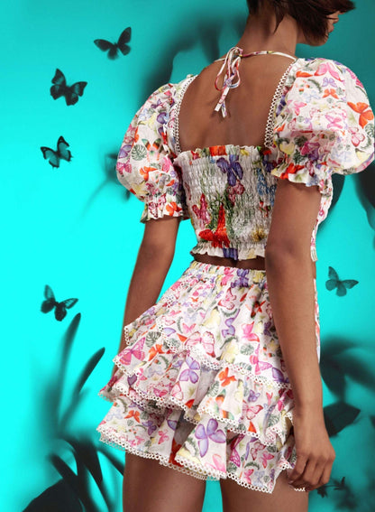 Conjunto de top con mangas abullonadas y cuello cuadrado y minifalda con volantes 