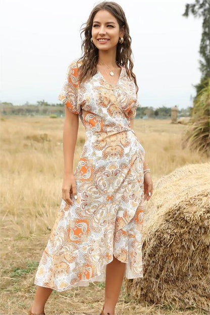 Vestido midi con cuello en V, volantes y cordones estampados 