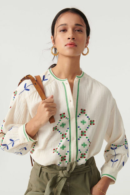 Camisa bordada con botones y cuello redondo con mangas farol 