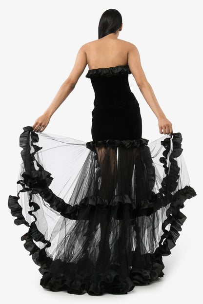 Vestido largo sin tirantes con volantes y abertura en el cuello de punto de malla 