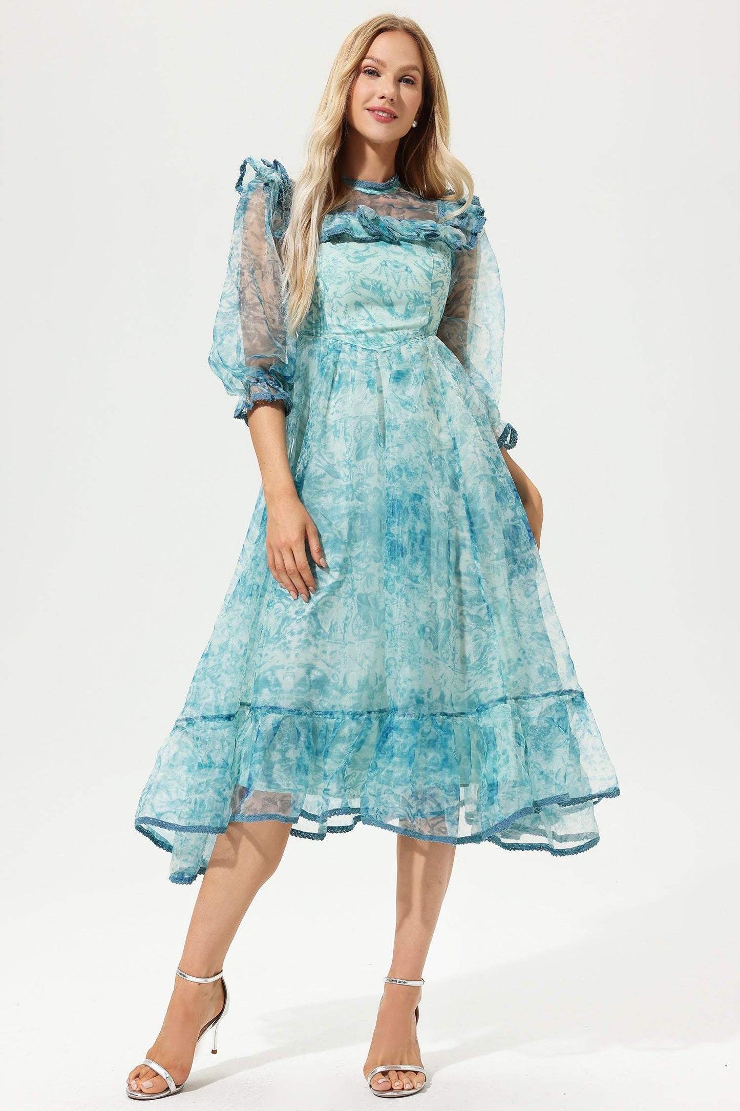 Vestido midi con volantes, mangas farol y cuello redondo estampado 