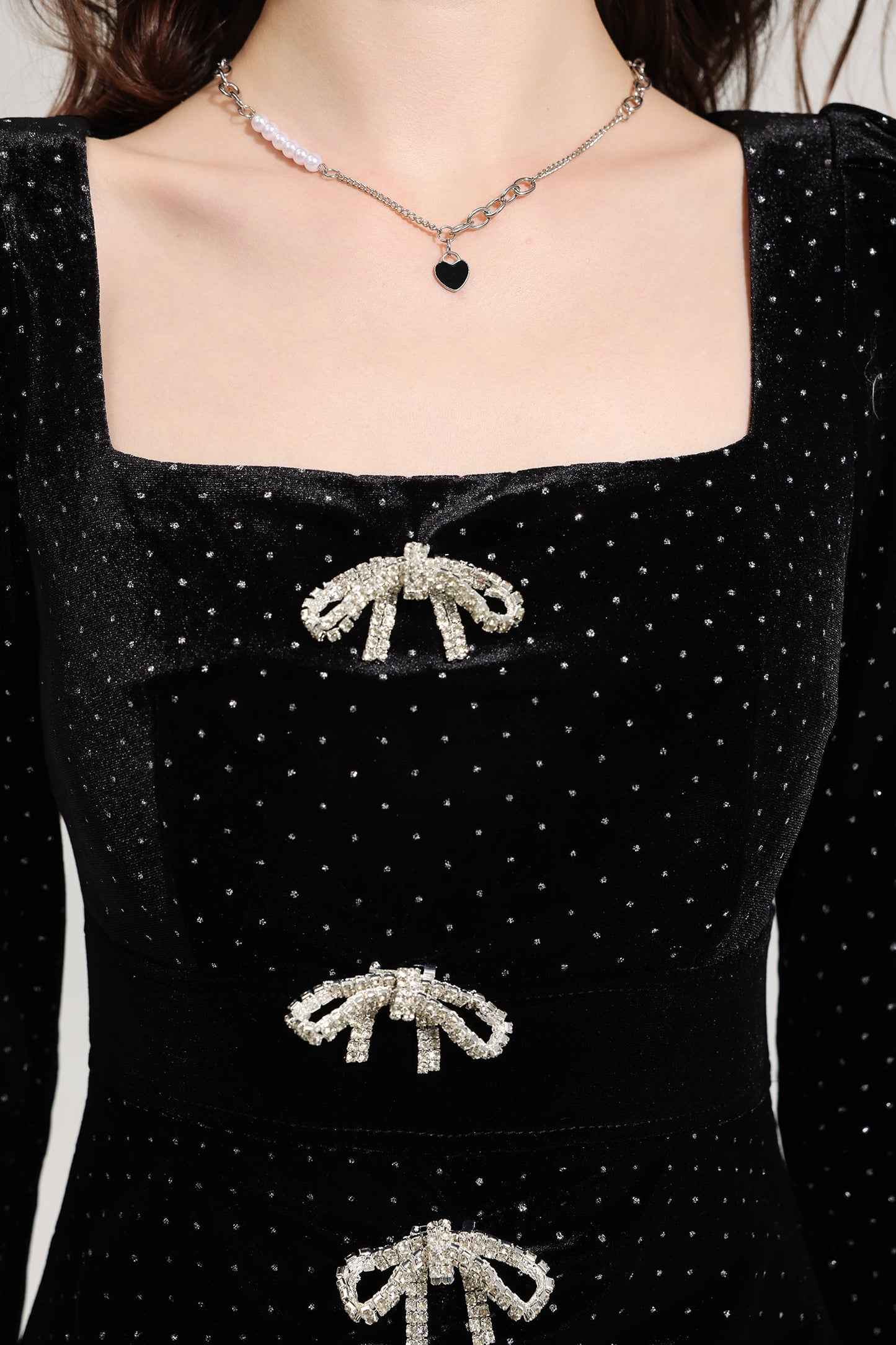 Collar con patrón de corazón de perlas sintéticas 