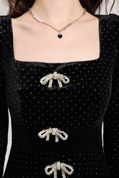 Collar con patrón de corazón de perlas sintéticas 