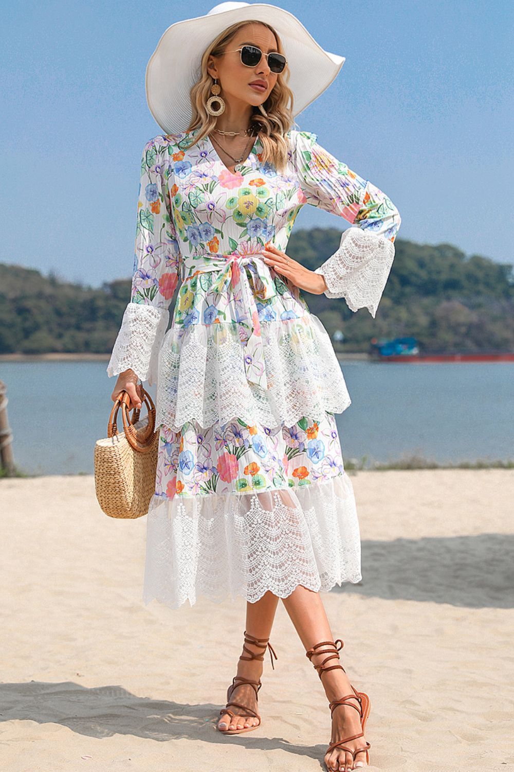 Vestido con cuello en V, estampado de patchwork y encaje 