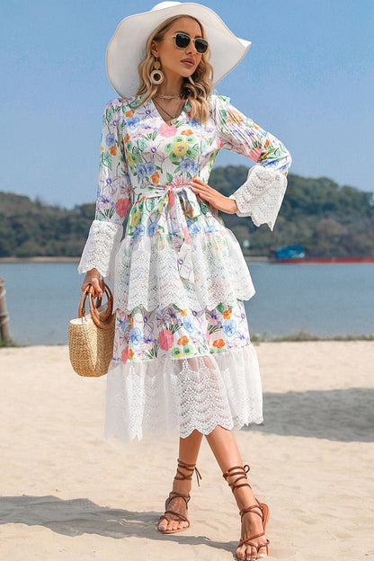 Vestido con cuello en V, estampado de patchwork y encaje 