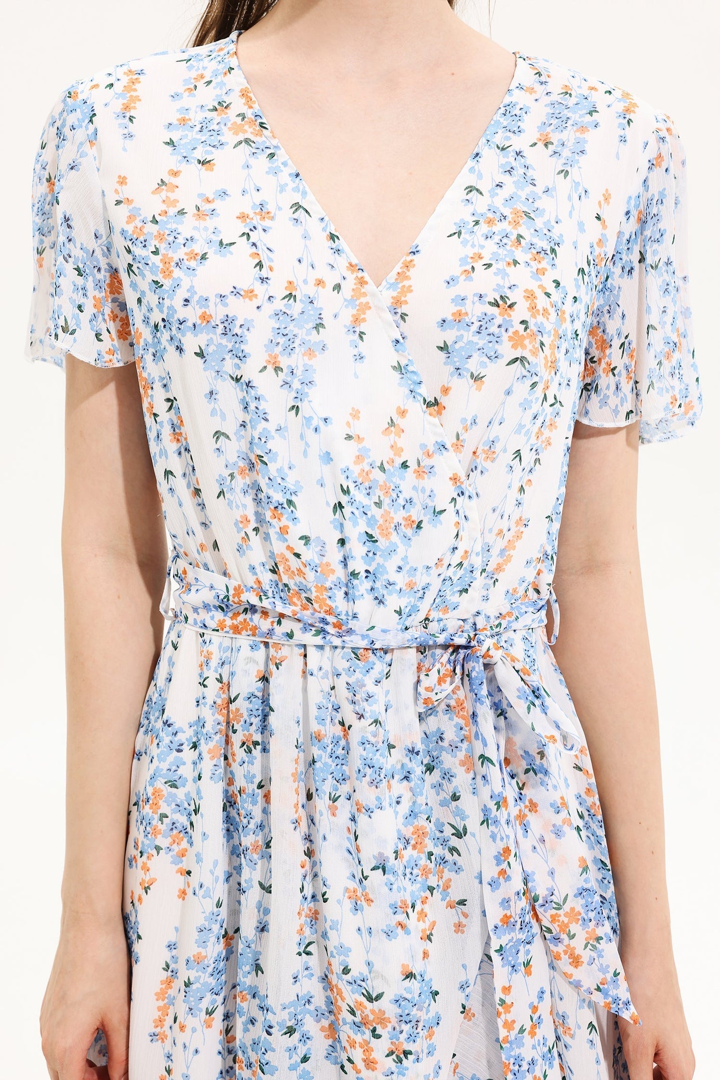 Vestido midi de manga corta con escote en V y estampado floral amarillo 