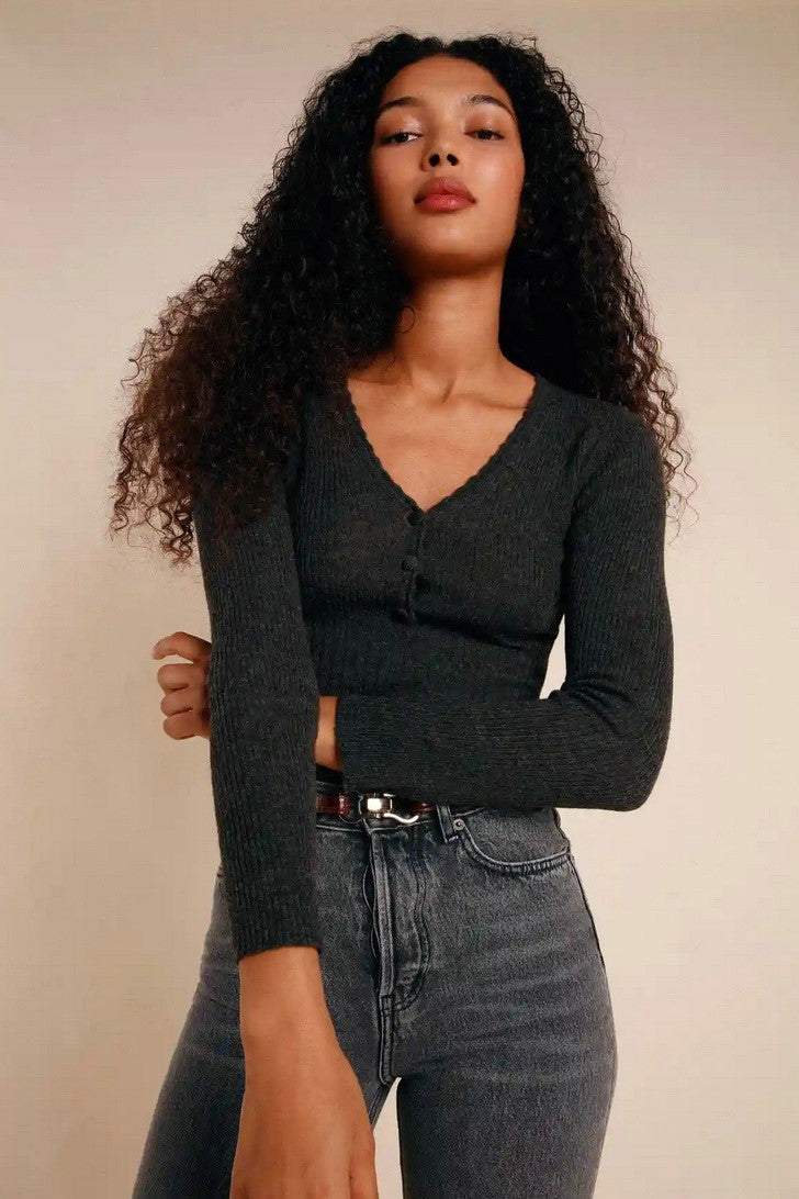 Top de punto liso con cuello en V y manga larga 