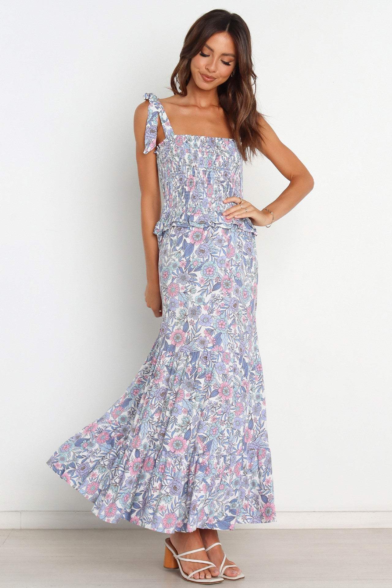 Vestido midi de tirantes finos con encaje elástico y fruncido floral 