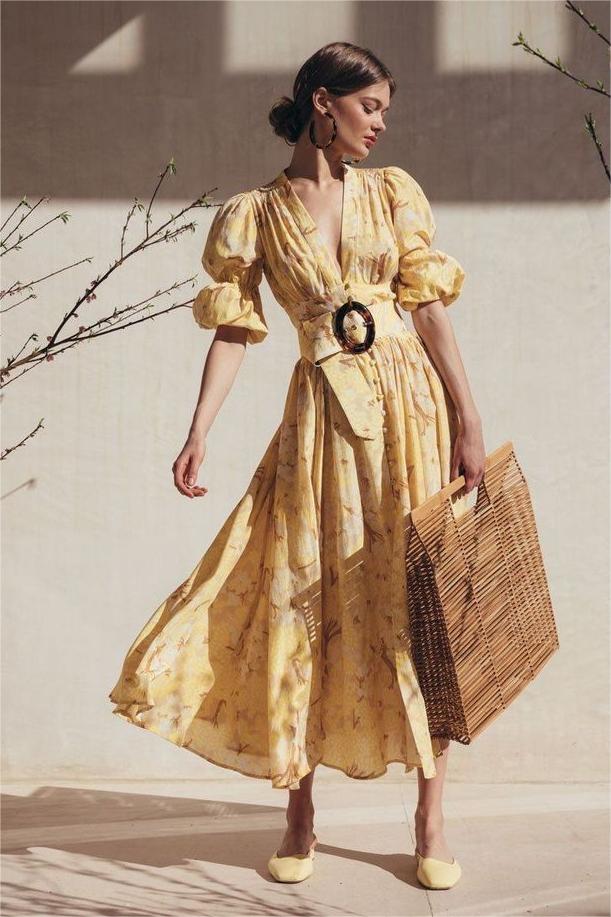 Vestido midi de gasa con cuello en V y estampado floral con cinturón 