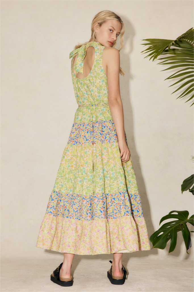 Vestido midi sin mangas con cuello alto y estampado floral 