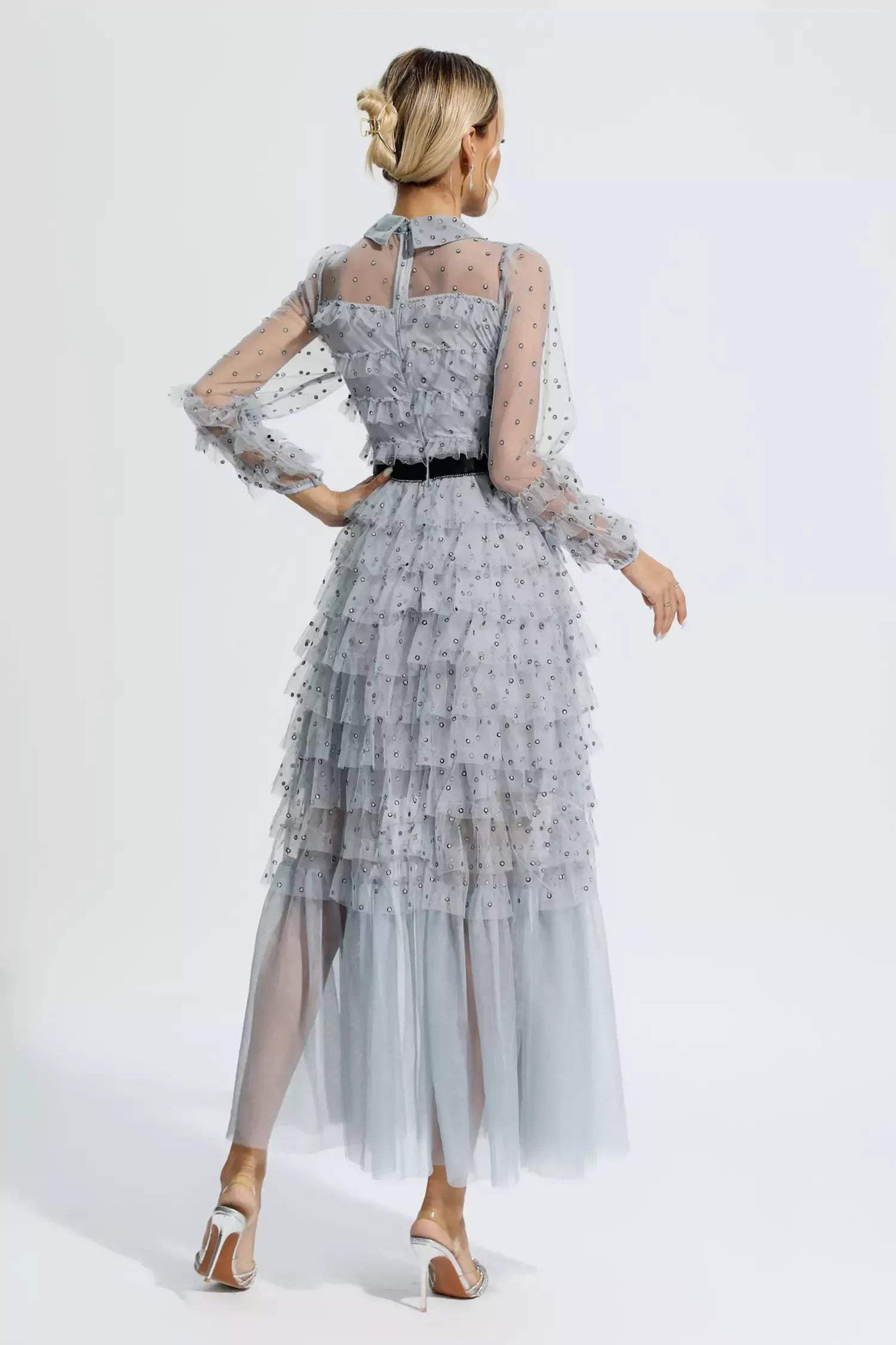 Vestido midi de manga larga con cuello camisero y lazo con volantes 